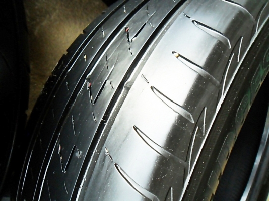 ยางปี14 บริดสโตน215-60-R16 ลงพื้นปลายปี14 เส้นละ900