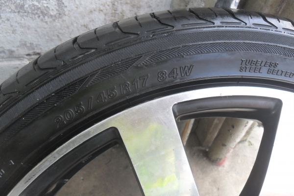 ล้อแม็ก 17นิ้ว 4รู100 พร้อมยาง สวยๆ 4 ล้อ ราคา 6450 บาท