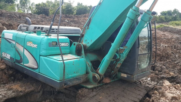 แบ๊คโครKOBELCO 200-8 YN-11 พร้อมใช้ เอกสารเล่มทะเบียน เอวแน่น ทำงานเร็ว บูม-อาร์มสวย ดูรถที่ อ.ประทาย จ.นครราชสีมา ราคา 1750000 บาท ติดต่อได้ที่0857698049 0887115178 ID LINE ps5599