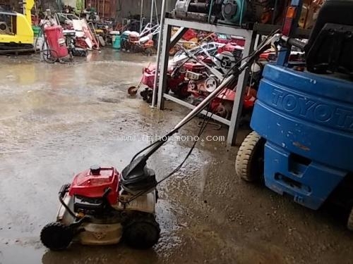 รถตัดหญ้าแบบเดินตาม HONDA  UM-T12 รหัสสินค้า : 80803166  Line ID: nihonmono  หรือเพิ่มเติมไดที่ www.nihonmono.com