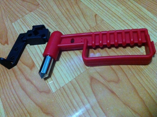 ค้อนทุบกระจกรถ(เวลาฉุกเฉินรถตกน้ำ) ของใหม่ ราคารวมค่าจัดส่งแล้วครับ เหลือ 20 อันครับ