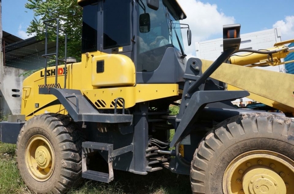 ขายรถตักล้อยาง ใช้งานน้อย สภาพดีมาก100\% ขายสด1.6ล้าน