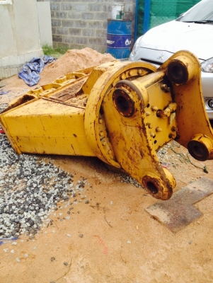 ขาย!!! หัวหนีบคอนกรีต สำหรับติดแบคโฮ PC200