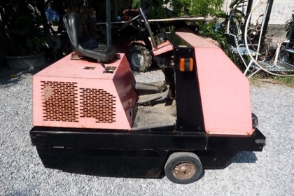 ขาย รถทำความสะอาด ดูดฝุ่น-กวาดถนน ยี่ห้อ AMANO เครื่อง HONDA 11 แรง นำเข้าจากญี่ปุ่น มีไฮโดรลิคที่ตัวเก็บ สภาพพร้อมใช้ ราคา 68,000