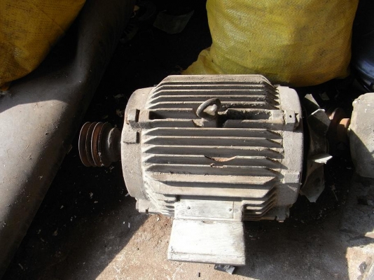 ขายมอเตอร์ 5 HP. 1400 RPM. 380 v ไม่มีฝาครอบใบพัด แต่ใช้งานได้ ลูกปืนไม่ดัง