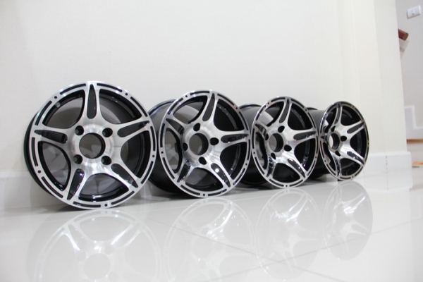 ล้อขอบ12 กว้าง 7 ออฟ 0 4/110 และ4/100 ของเข้าแล้วครับ เชิญครับ