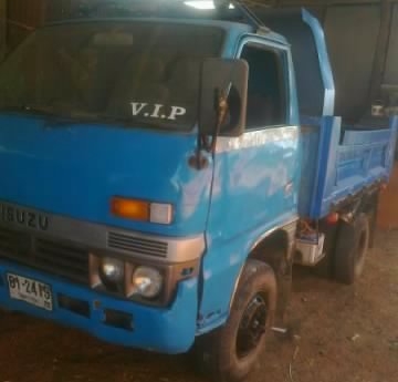 ISUZU ELF 100 HP 4BC1 หกล้อดั๊มพ์ กระบะดั๊มพ์เหล็ก 4 ตันบรรทุก 3-4 คิว เครื่องแรงดี หัวเก๋งบางสวยไม่ผุคอนโซลภายในไม่ผุครบพร้อม ช่วงล่างคัชซีไม่ผุ ยาง 7.50 ขอบ 16 สภาพดีพร้อมบรรทุกพร้อมใช้งาน เอกสารทะเบียนครบ ราคาต่อรองได้ครับ