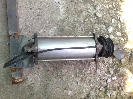 กระบอกลมประตู