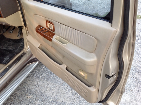 นิสสัน ฟรอนเทรีย เอ๊กไซเตอ รถครอบครัว