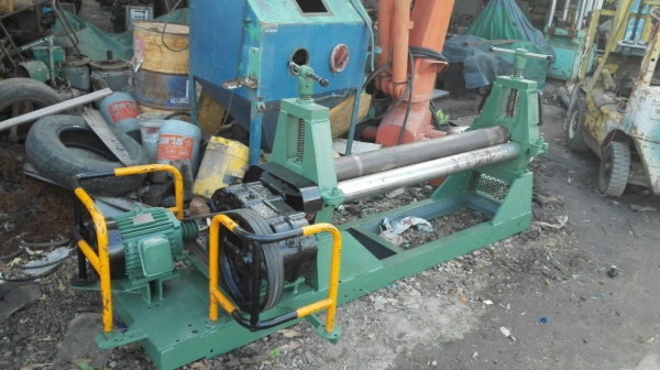 Sell> ขายเครื่องม้วนเหล็กแผ่นและม้วนแป๊ป หน้ากว้าง 5 ฟุต ม้วนหนา 12 มิล 4 หุล มอเตอร์ 5 แรง 3 เฟส 380V. เพลาตันทั้งสามท่อนเลยครับ ลูกบนโต 6" นิ้ว สวยๆครับ