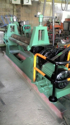 Sell> ขายเครื่องม้วนเหล็กแผ่นและม้วนแป๊ป หน้ากว้าง 5 ฟุต ม้วนหนา 12 มิล 4 หุล มอเตอร์ 5 แรง 3 เฟส 380V. เพลาตันทั้งสามท่อนเลยครับ ลูกบนโต 6" นิ้ว สวยๆครับ