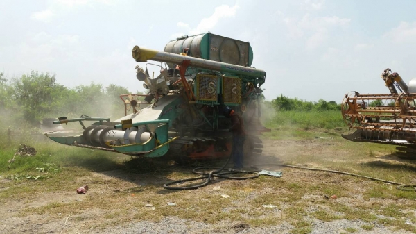 Sell> ขายเครื่องยิงทราย AIRMAN 175 มาพร้อมกับเครื่องดีเซล อีซูซุ 240 เดิมใช้ยิงทรายรถเกี่ยวข้าวครับ เครื่องใช้งานอยู่ เอาไปพร้อมใช้งานได้ทันทีครับ