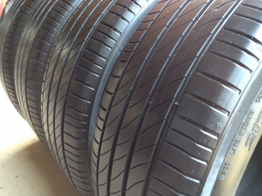 ยางมิชลิน205 55R16ปีสวยดอกเยอะไม่มีปะ