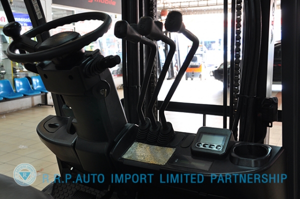 ขายรถโฟล์คลิฟท์มือสอง TOYOTA รุ่น 8FD30 ราคา 590,000 บาท นำเข้าจากประเทศญี่ปุ่น 100\% ไม่เคยใช้งานในไทย