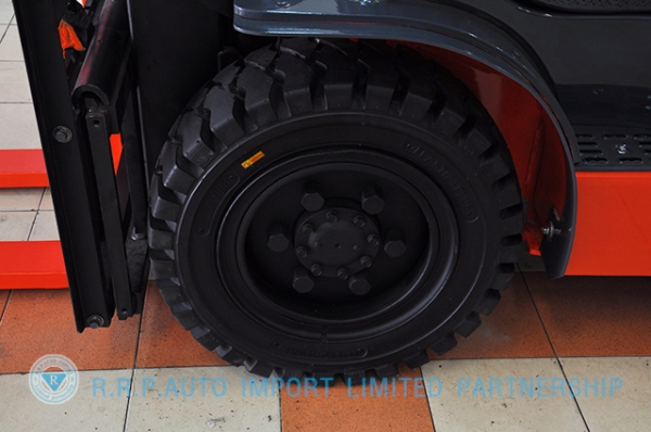 ขายรถโฟล์คลิฟท์มือสอง TOYOTA รุ่น 8FD30 ราคา 590,000 บาท นำเข้าจากประเทศญี่ปุ่น 100\% ไม่เคยใช้งานในไทย