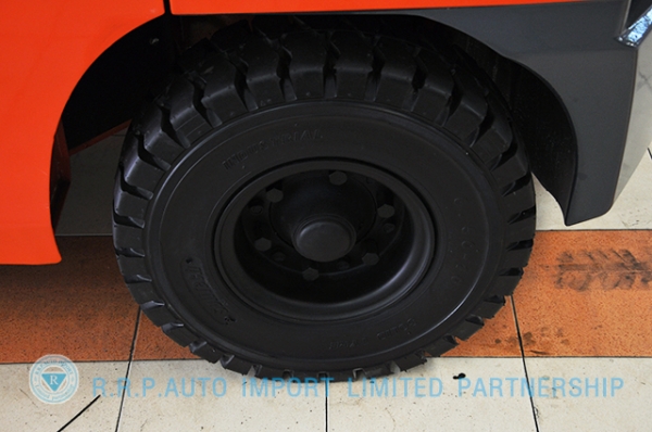 ขายรถโฟล์คลิฟท์มือสอง TOYOTA รุ่น 8FD30 ราคา 590,000 บาท นำเข้าจากประเทศญี่ปุ่น 100\% ไม่เคยใช้งานในไทย