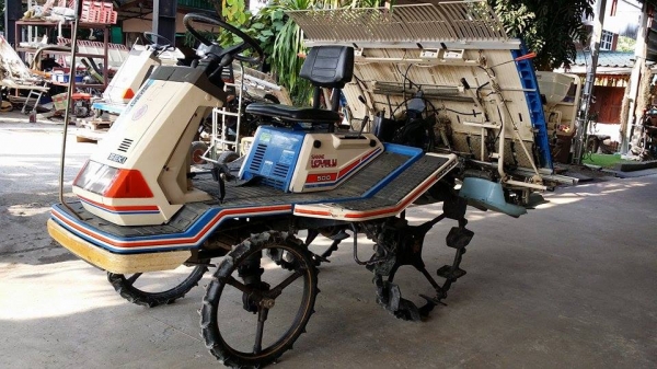 รถดำนานั่งขับ ISEKI   รุ่น PA500D  เก่าญี่ปุ่น พร้อมกล่องหยอดปุ๋ยด้านท้าย ดำนา 5 แถว สภาพสวย