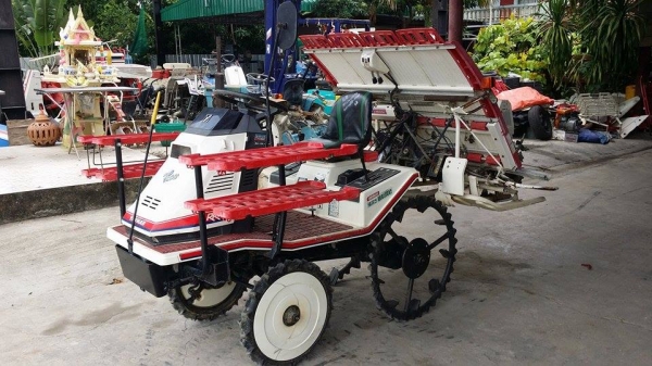 รถดำนานั่งขับ YANMAR รุ่น  RR40  (1) ดำนา 4 แถว  พร้อมกล่องหยอดปุ๋ยน้ำด้านท้าย  เก่าญี่ปุ่น