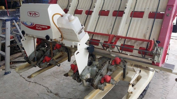 รถดำนานั่งขับ YANMAR รุ่น  RR40  (1) ดำนา 4 แถว  พร้อมกล่องหยอดปุ๋ยน้ำด้านท้าย  เก่าญี่ปุ่น