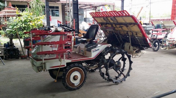 รถดำนานั่งขับ YANMAR รุ่น RR550  ดำนา 5 แถว  พร้อมกล่องหยอดปุ๋ยด้านท้าย  เก่าญี่ปุ่น สภาพสวย