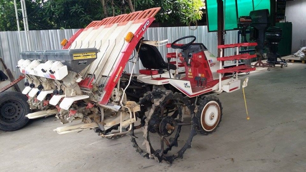 รถดำนานั่งขับ YANMAR รุ่น RR550  ดำนา 5 แถว  พร้อมกล่องหยอดปุ๋ยด้านท้าย  เก่าญี่ปุ่น สภาพสวย