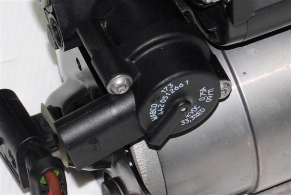 ขายปั๊มลมติดในรถ Benz  ยี่ห้อ WABCO ใช้ไฟ12V สภาพสวยใช้งานได้ปกติครับ