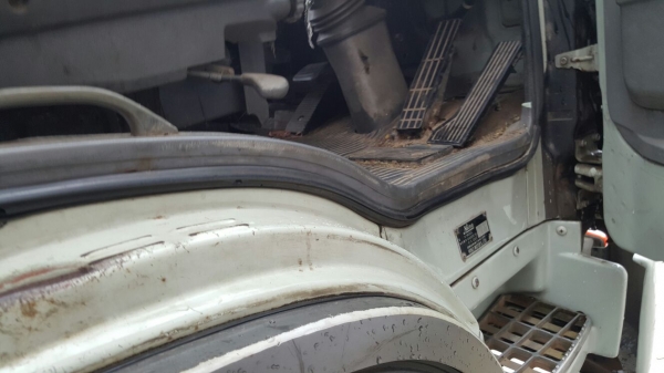 รถฮีโน่ 6 ล้อ ตู้แห้ง FF 195 แรงม้า. ปี 39    สนใจติดต่อ  081 - 6079515