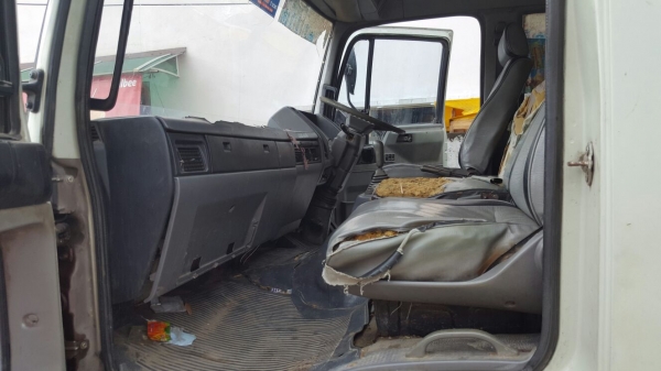 รถฮีโน่ 6 ล้อ ตู้แห้ง FF 195 แรงม้า. ปี 39    สนใจติดต่อ  081 - 6079515