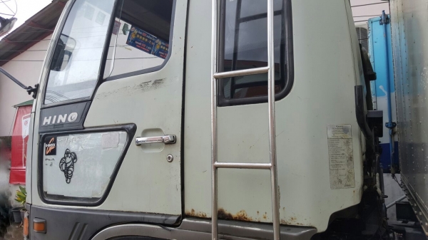 รถฮีโน่ 6 ล้อ ตู้แห้ง FF 195 แรงม้า. ปี 39    สนใจติดต่อ  081 - 6079515