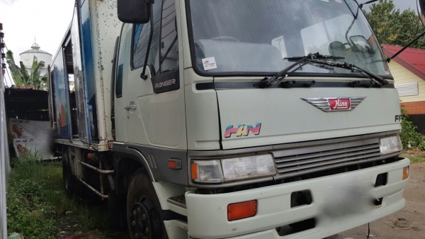 รถฮีโน่ 6 ล้อ ตู้แห้ง FF 195 แรงม้า. ปี 39    สนใจติดต่อ  081 - 6079515