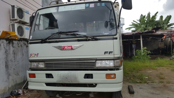 รถฮีโน่ 6 ล้อ ตู้แห้ง FF 195 แรงม้า. ปี 39    สนใจติดต่อ  081 - 6079515