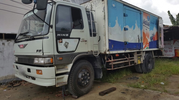รถฮีโน่ 6 ล้อ ตู้แห้ง FF 195 แรงม้า. ปี 39    สนใจติดต่อ  081 - 6079515