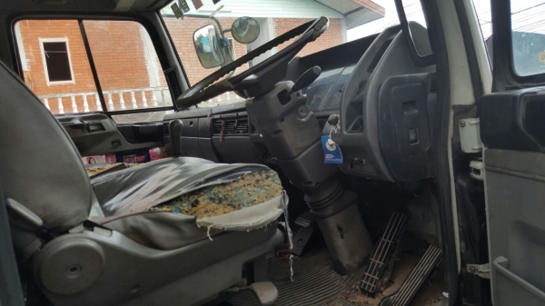 รถฮีโน่ 6 ล้อ ตู้แห้ง FF 195 แรงม้า. ปี 39    สนใจติดต่อ  081 - 6079515