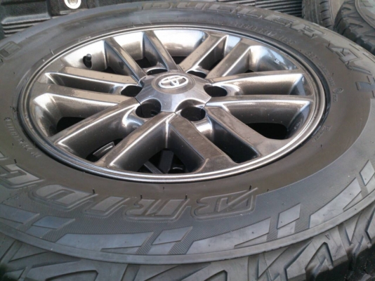 ขายแม็กTOYOTA FORTUNER ขอบ17 พร้อมยางบริดสโตนA/T 265/65R17 ยางสัปดาห์ที่31ปี13 สวยๆจำนวน 1 ชุด พร้อมน๊อตแท้ 24 ตัว