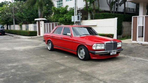 Benz W123 สีแดงเพลิง ชุดแต่ง amg รอบคัน สภาพสวย Benz W123 สีแดงเพลิง ชุดแต่ง amg รอบคัน สภาพสวย