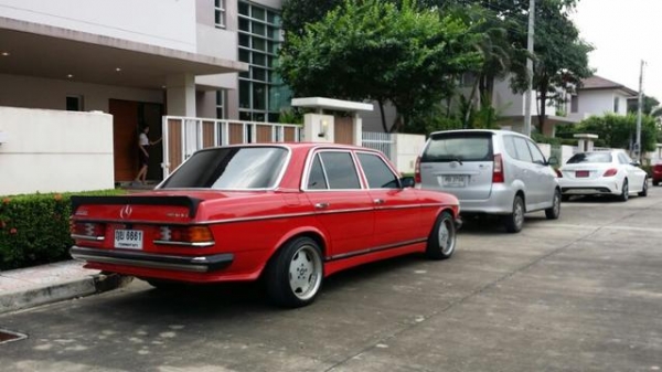 Benz W123 สีแดงเพลิง ชุดแต่ง amg รอบคัน สภาพสวย Benz W123 สีแดงเพลิง ชุดแต่ง amg รอบคัน สภาพสวย