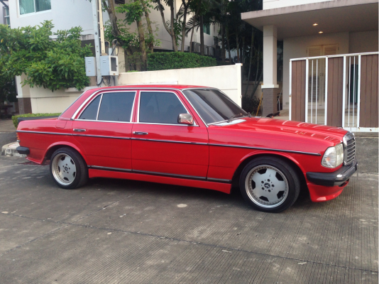 Benz W123 สีแดงเพลิง ชุดแต่ง amg รอบคัน สภาพสวย Benz W123 สีแดงเพลิง ชุดแต่ง amg รอบคัน สภาพสวย