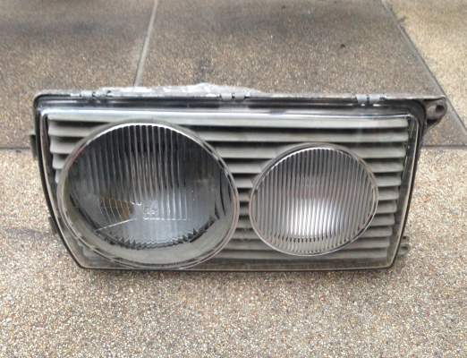 ไฟหน้า W123 ทั้งโคม Made in germany ด้านฝั่งคนขับ สภาพสวย  ราคาไม่แพง