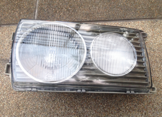 ไฟหน้า W123 ทั้งโคม Made in germany ด้านฝั่งคนขับ สภาพสวย  ราคาไม่แพง