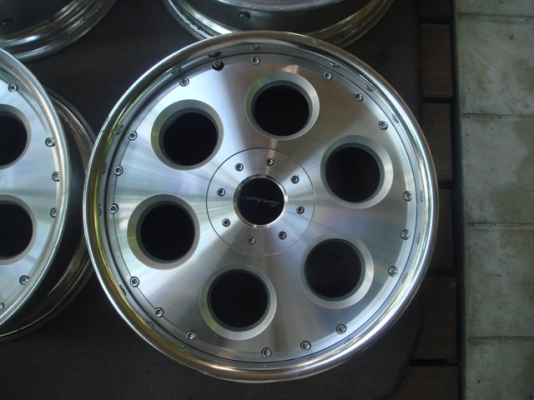 ขายล้อนอกแท้เก่าญี่ปุ่นขอบ18สภาพเดิมๆครับ 5รูและ4รู114ครับ