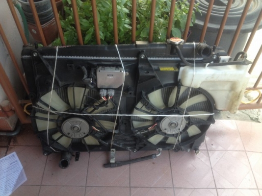 หม้อน้ำติดพัดลม TOYOTA ESTIMA ACR30 เก่าญี่ปุ่นเเท้สภาพสวย