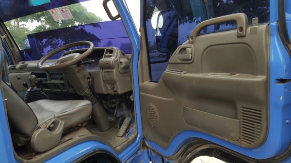 รถอีซูซู 6 ล้อดั้ม NKR 130 แรงม้า. ปี 47.    สนใจติดต่อ  081 - 6079515