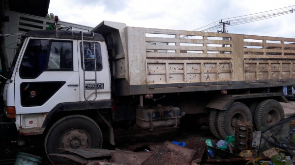 รถมิตซู 10 ล้อดั้ม FN527 M - A  / 190 แรงม้า.    สนใจติดต่อ  081 - 6079515