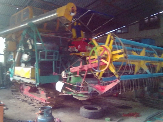 รถเกี่ยวข้าวไทยเส็ง พร้อมเกี่ยว