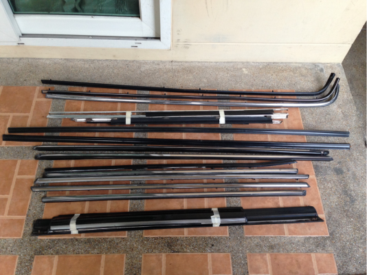 คิ้วรอบคัน Benz W123 สภาพดี ราคาไม่แพง