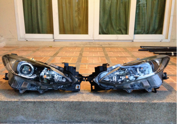 ไฟหน้า Mazda 3 ตัวใหม่ล่าสุด สภาพใสใส วัยรุ่นชอบ ราคาถูกมาก