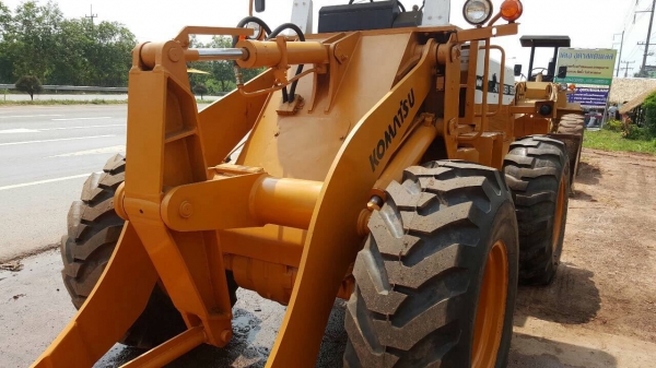 ขายรถตัก KOMATSU 510 สภาพสวยพร้อมใช้ ต่อแขนเรียบร้อย เครื่องดีไม่มีเยิ้ม ปั้มดี ยางเต็ม ราคาต่อรองได้