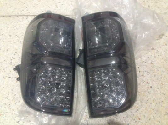 ไฟท้ายเเต่ง TOYOTA VIGO เป็น LED โครมดำของมือสองสภาพดีคู่ละ