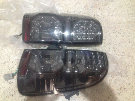 ไฟท้ายเเต่ง TOYOTA VIGO เป็น LED โครมดำของมือสองสภาพดีคู่ละ