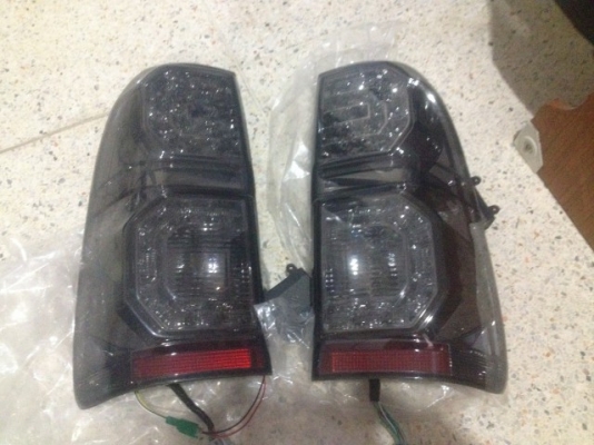 ไฟท้ายเเต่ง TOYOTA VIGO เป็น LED โครมดำของมือสองสภาพดีคู่ละ